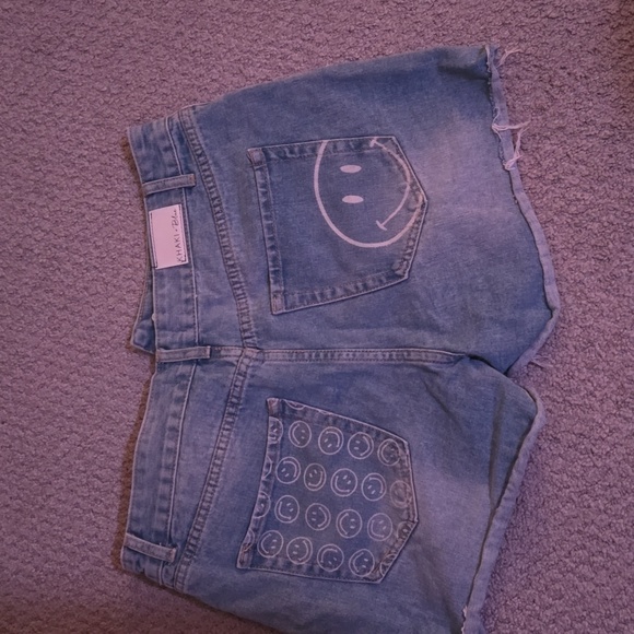 Denim Cut-Off shorts - Picture 2 of 3